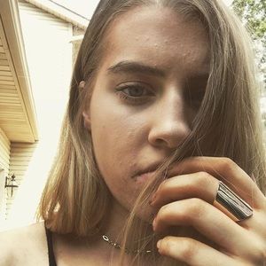 Meet your Posher, Caitlin